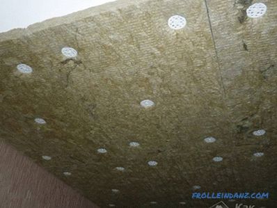 Zvuková izolace protáhnout strop v bytě
