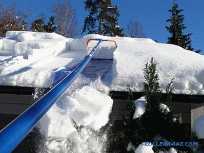 Jak odstranit sníh ze střechy vlastníma rukama