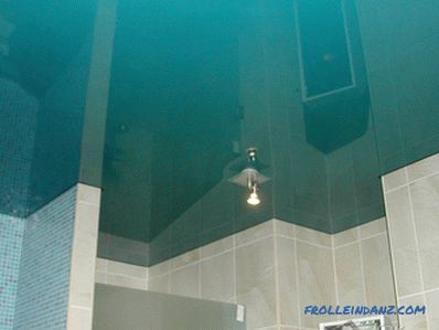 Design stropních stropů v koupelně