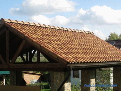 Jak pokrýt střechu altánu - výběr střešní krytiny (+ fotografie)