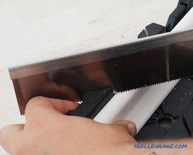 Jak lepit stropní sokl - lepíme filety + foto
