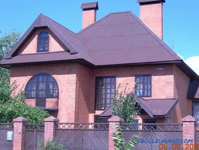 Co je lepší kov nebo ondulin pro střechu soukromého domu