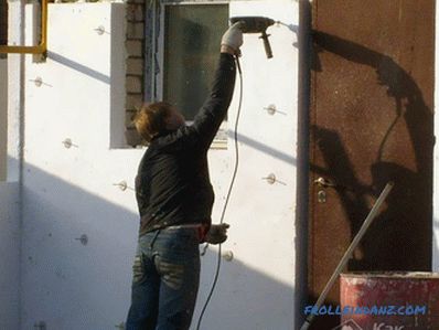 Dokončování fasády domu pěna - dokončovací práce
