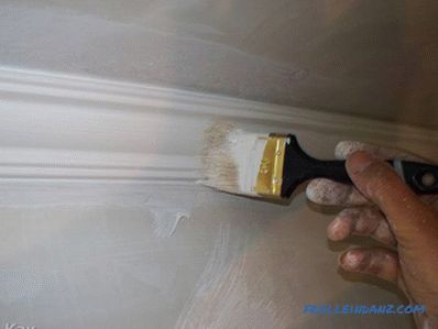 Jak natřít strop vodou ředitelnou barvou