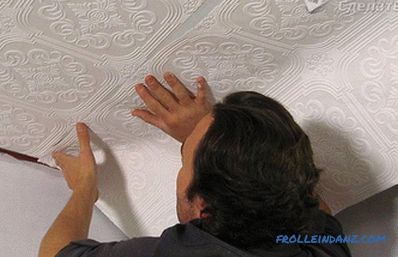 Jak lepit vinylové tapety na stěny a strop (+ fotografie)