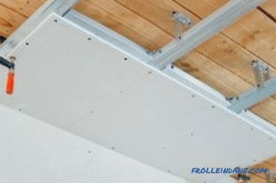 Oprava stropu v dřevěném domě vlastníma rukama (foto a video)