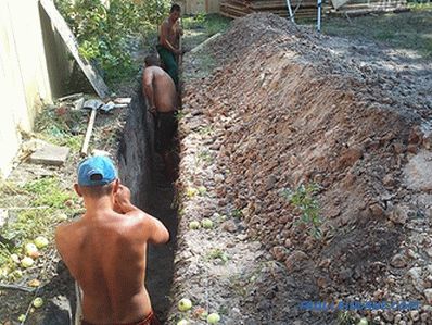 Pokládání kanalizačních trubek v zemi