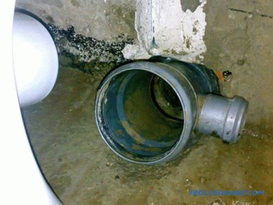 Připojení záchodové mísy s kanalizační trubkou